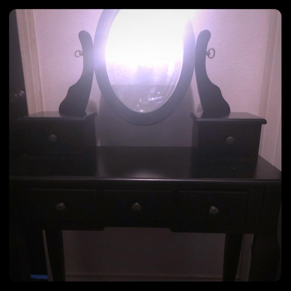 Black Vanity with mirror🖤